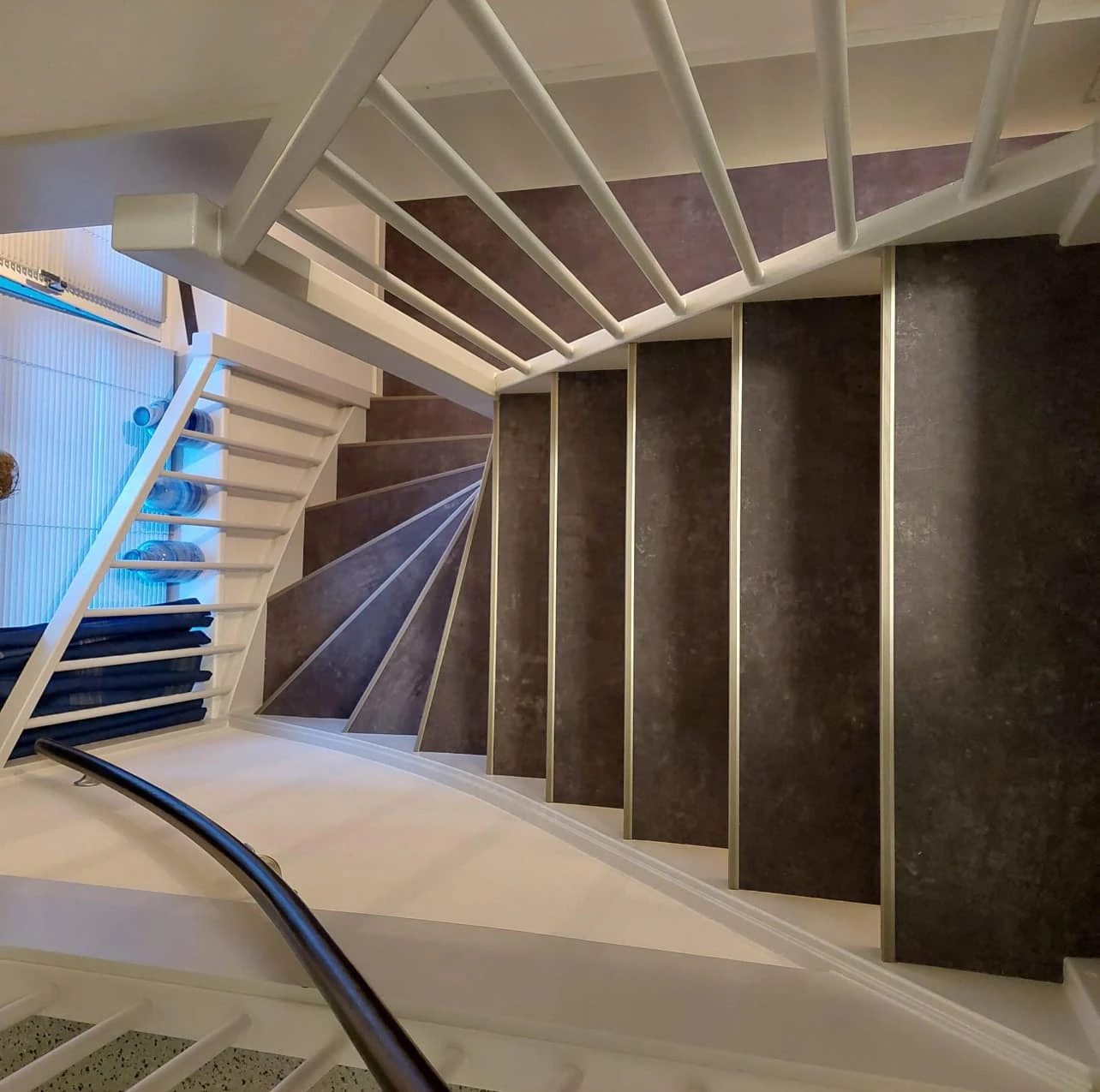 Prachtig resultaat twee trappen met pvc en rvs strip inclusief overloop