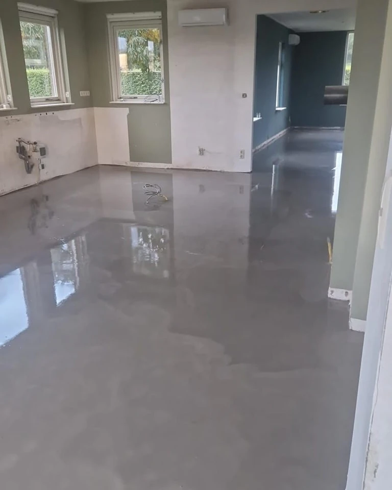Bij de vloer van dit landhuis hebben we de voorbereiding voor een mooie vloer…