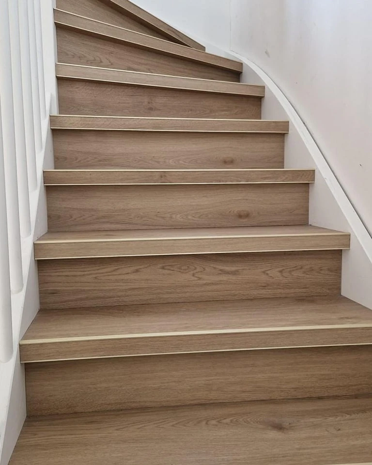 Trap voorzien met pvc met gouden trapneusprofiel