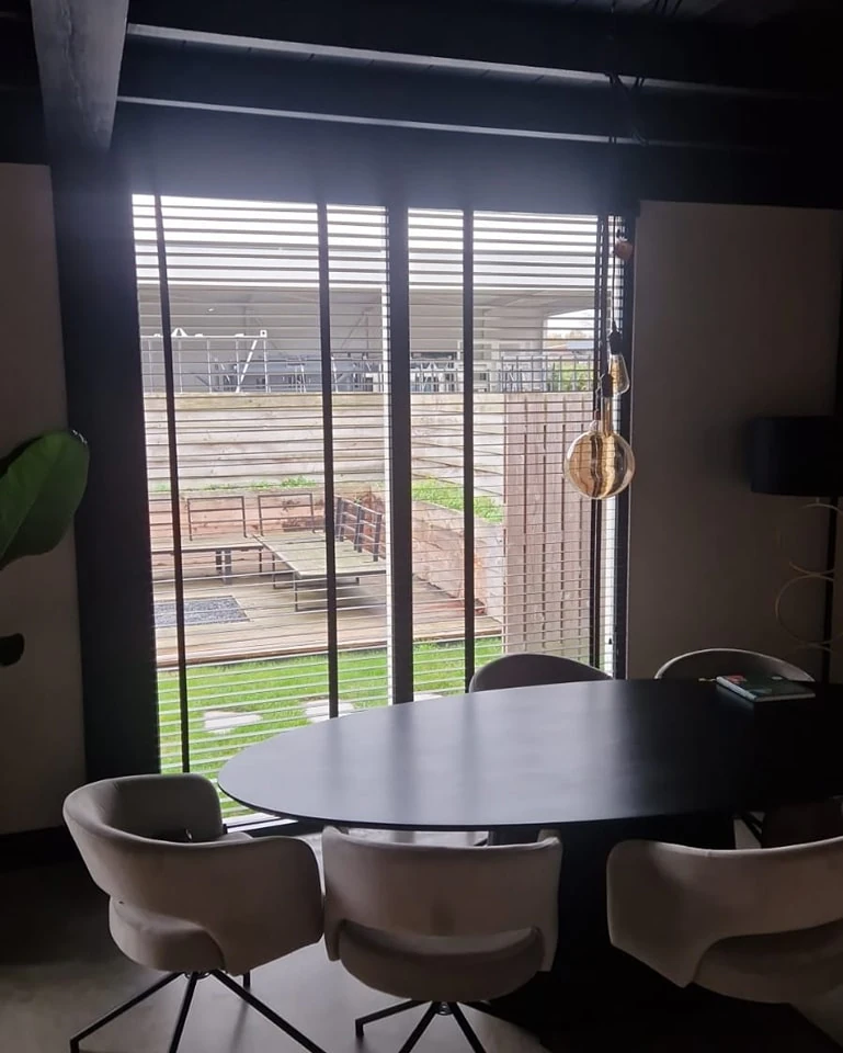 Deze woning mogen voorzien met houten zwarte jaloezieën