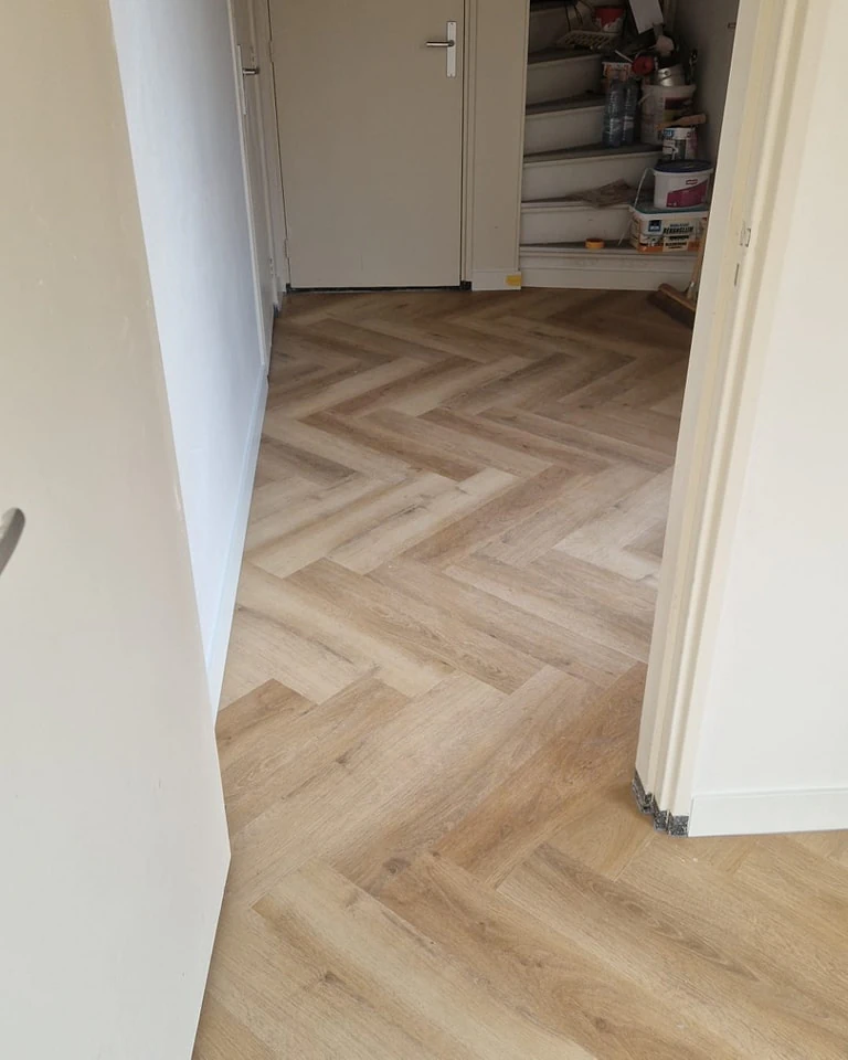 Weer een mooie invictus highland oak pvc drybackvloer mogen op leveren in wehl