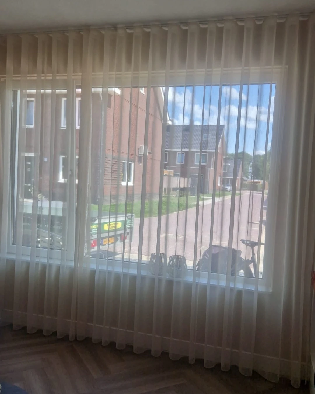 Vandaag deze woning voorzien van goudgele wave inbetweens