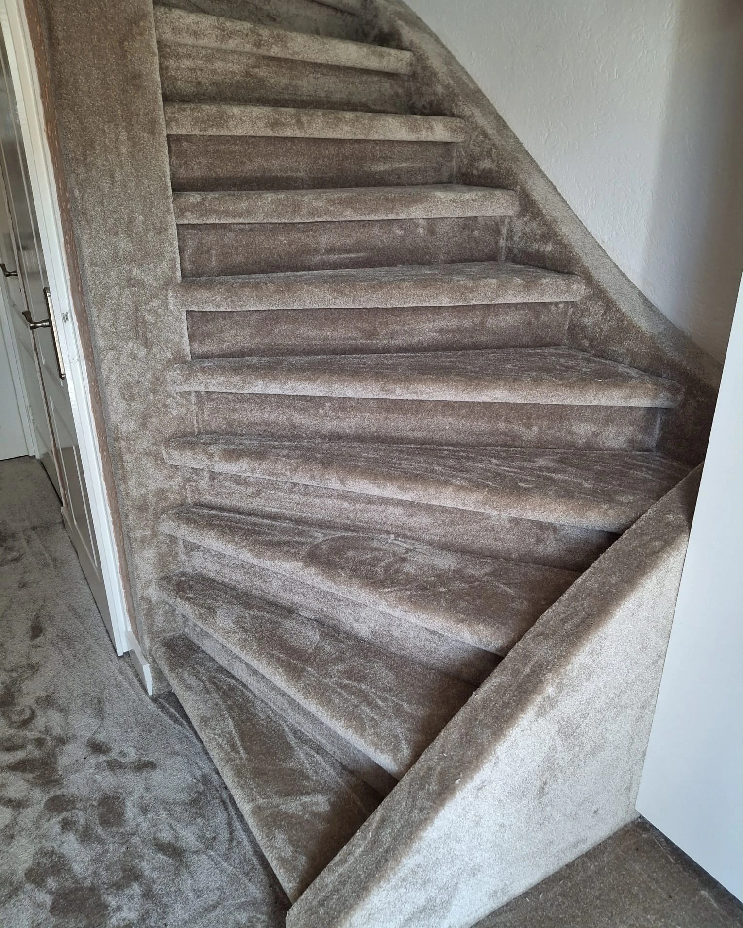 Bij deze woning mochten we voorzien van tapijt van Desso type Parade seda sil…