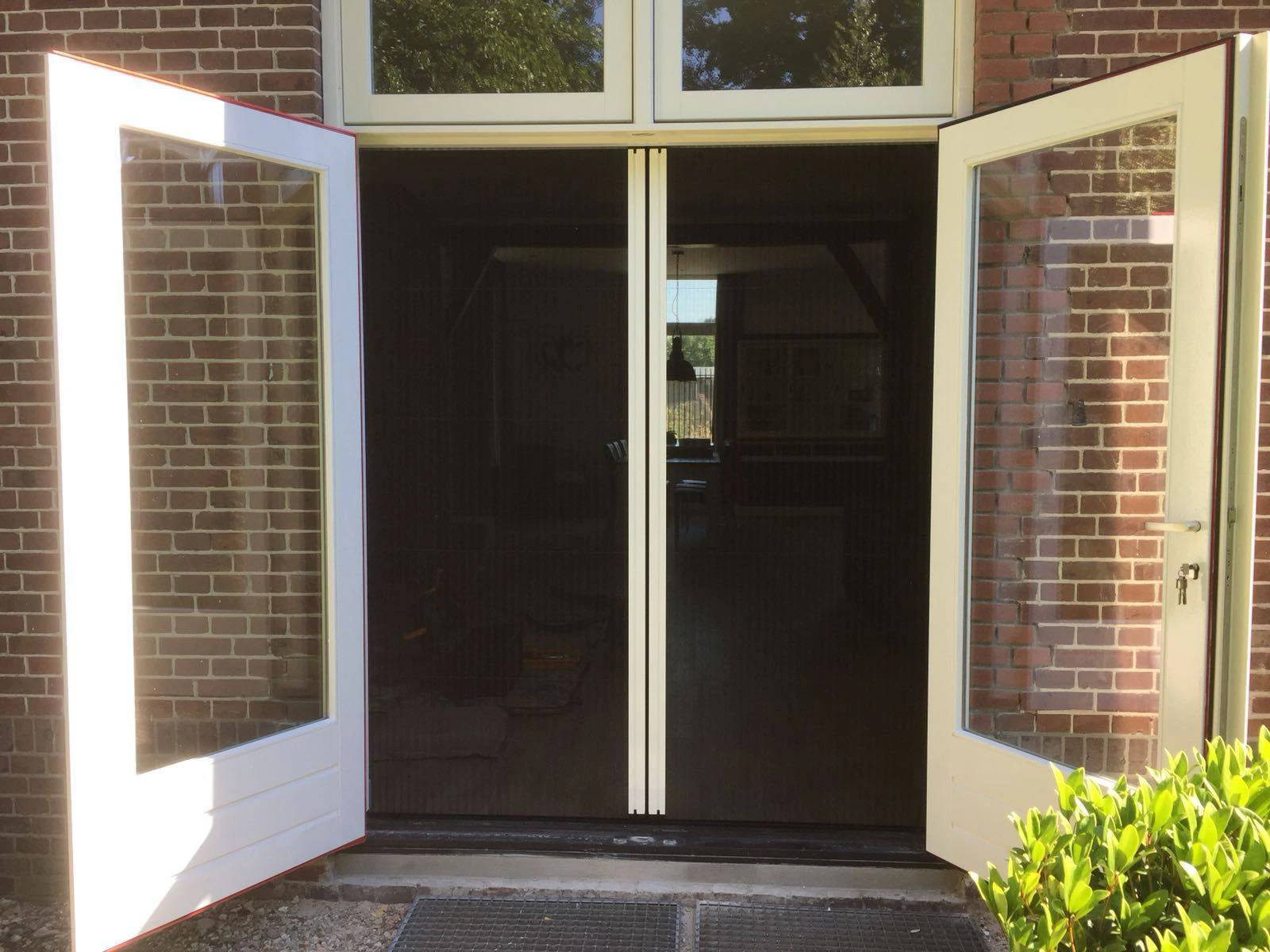 Bij deze twee woningen hebben wij onze plissé schuifdeuren mogen installeren